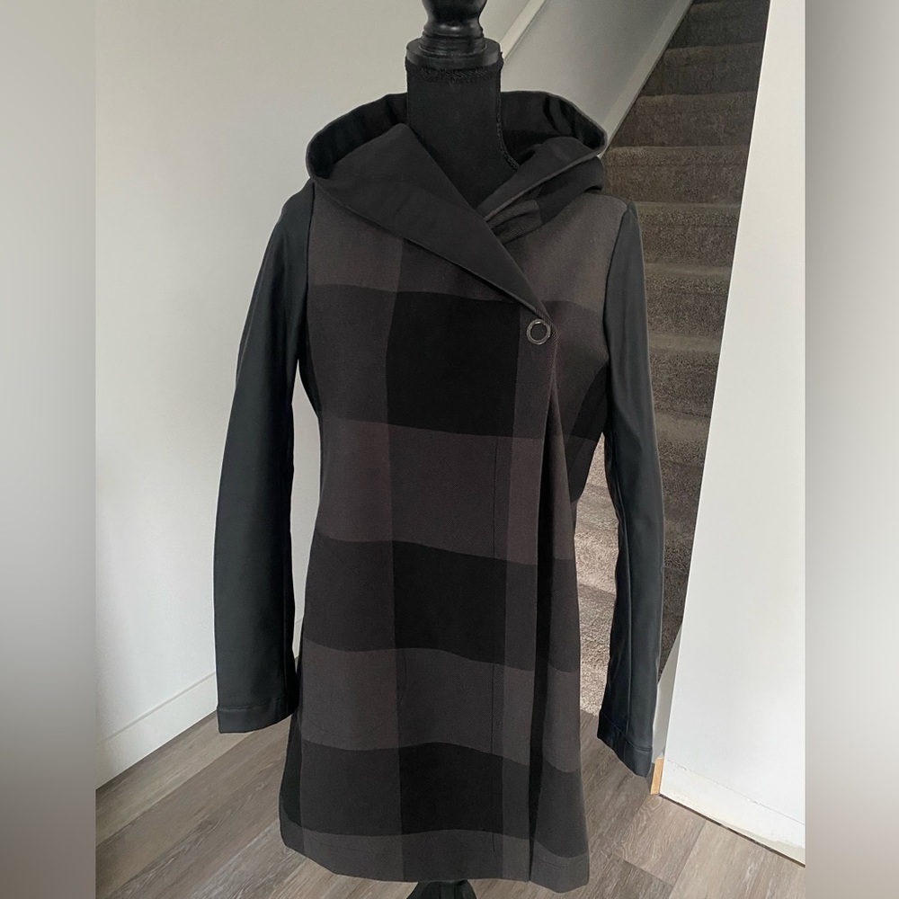 Lululemon Savasana Jacket Softshell II Small
Black / Camp Check Black Soot Light